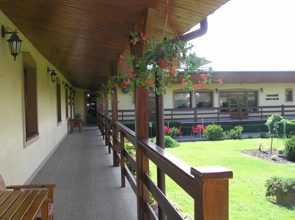 Hotel Slnecny Dvor Michalovce Exterior foto