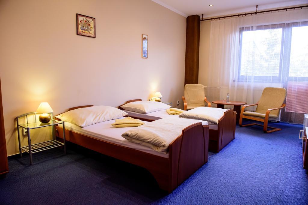 Hotel Slnecny Dvor Michalovce Zimmer foto