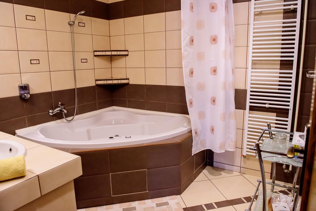 Hotel Slnecny Dvor Michalovce Zimmer foto