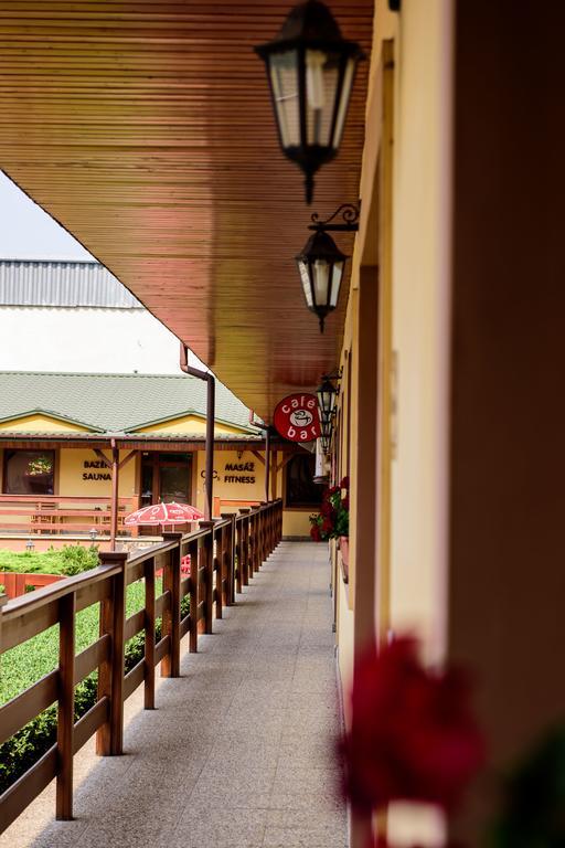 Hotel Slnecny Dvor Michalovce Exterior foto