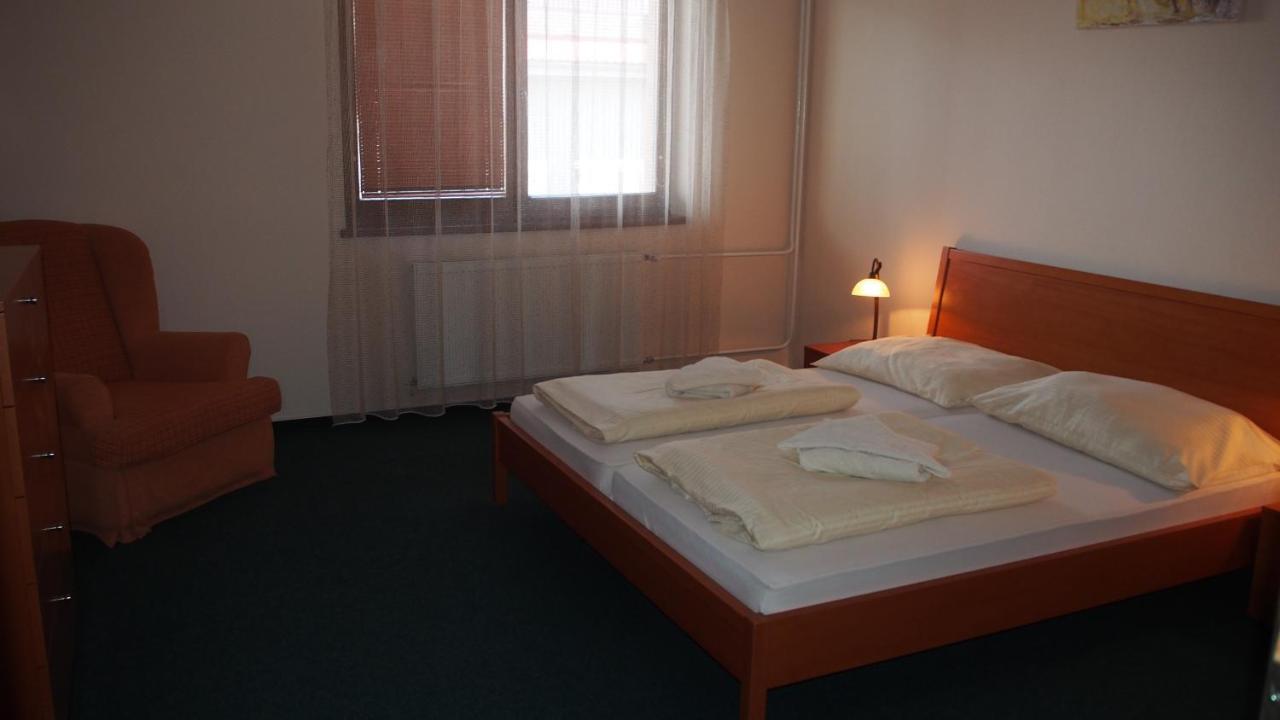 Hotel Slnecny Dvor Michalovce Exterior foto