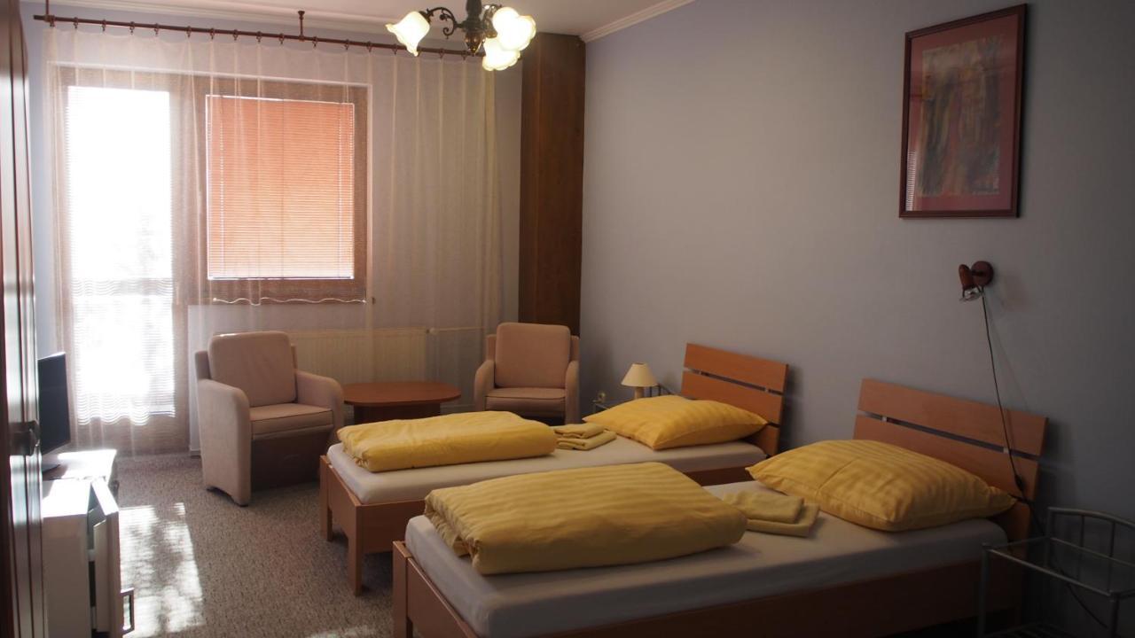 Hotel Slnecny Dvor Michalovce Exterior foto