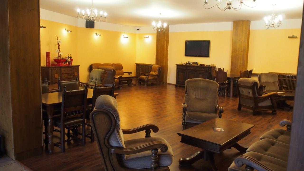 Hotel Slnecny Dvor Michalovce Exterior foto
