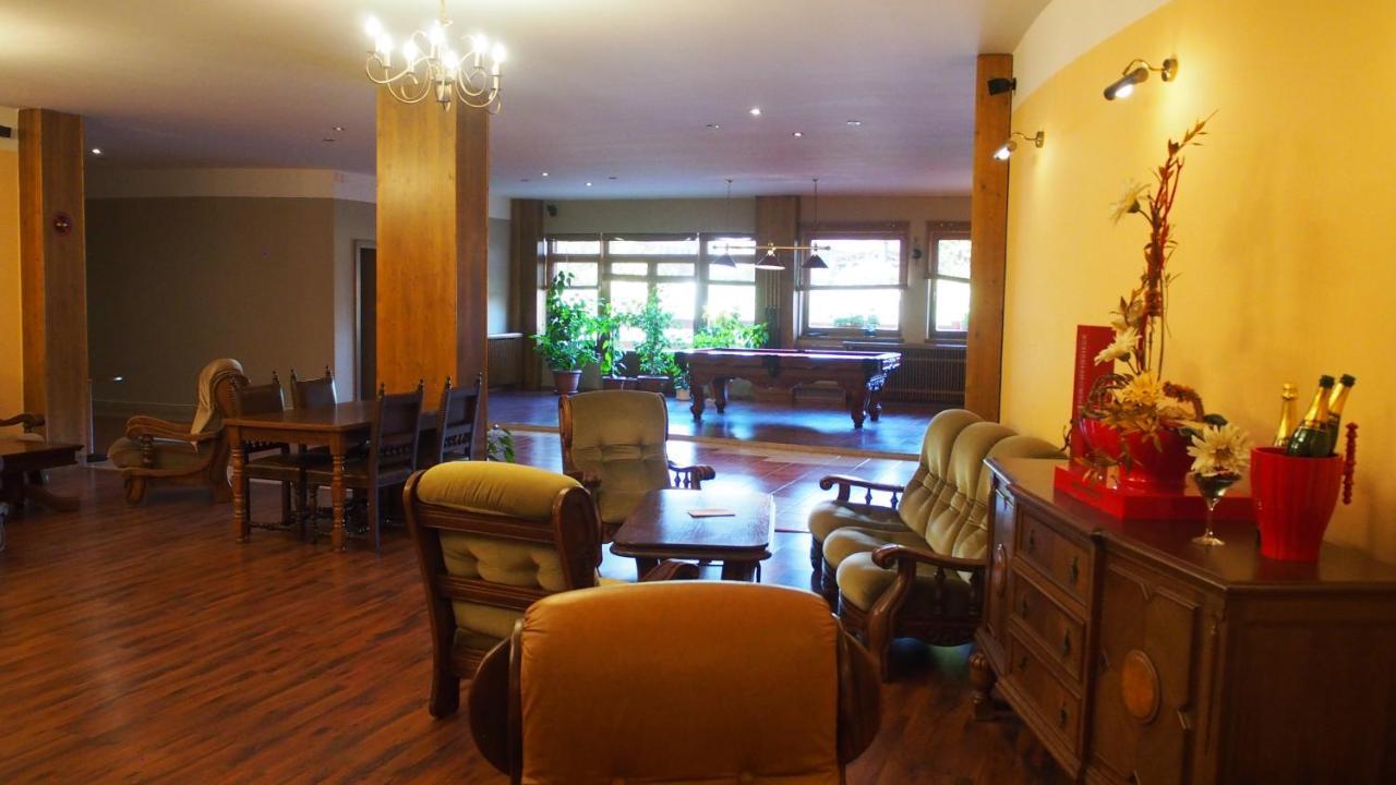 Hotel Slnecny Dvor Michalovce Exterior foto